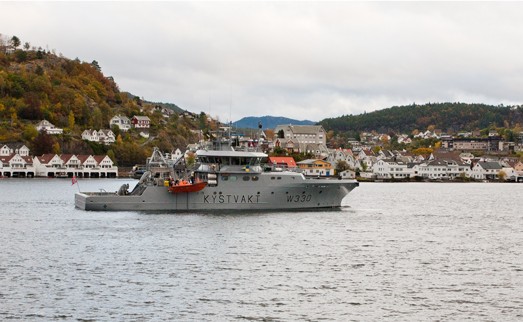 Kystvakten W330 ligger oppankret i Flekkefjord rett utenfor Parat Halvorsen AS. Parat har levert MVS Vertikal Røkrørskjel til dette skipet.