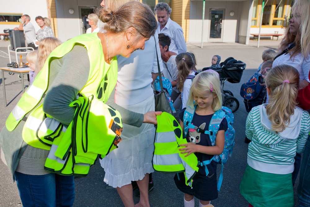 PARAT Halvorsen AS delte ut tilsammen 900 refleksvester til alle barneskolene i Flekkefjord kommune på høstens første skoledag. Vi håper at barna kommer til å bruke dem utover høsten/vinteren for å bli sett på skoleveien.