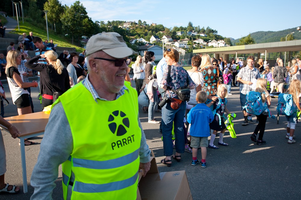 PARAT Halvorsen AS delte ut tilsammen 900 refleksvester til alle barneskolene i Flekkefjord kommune på høstens første skoledag. Vi håper at barna kommer til å bruke dem utover høsten/vinteren for å bli sett på skoleveien.